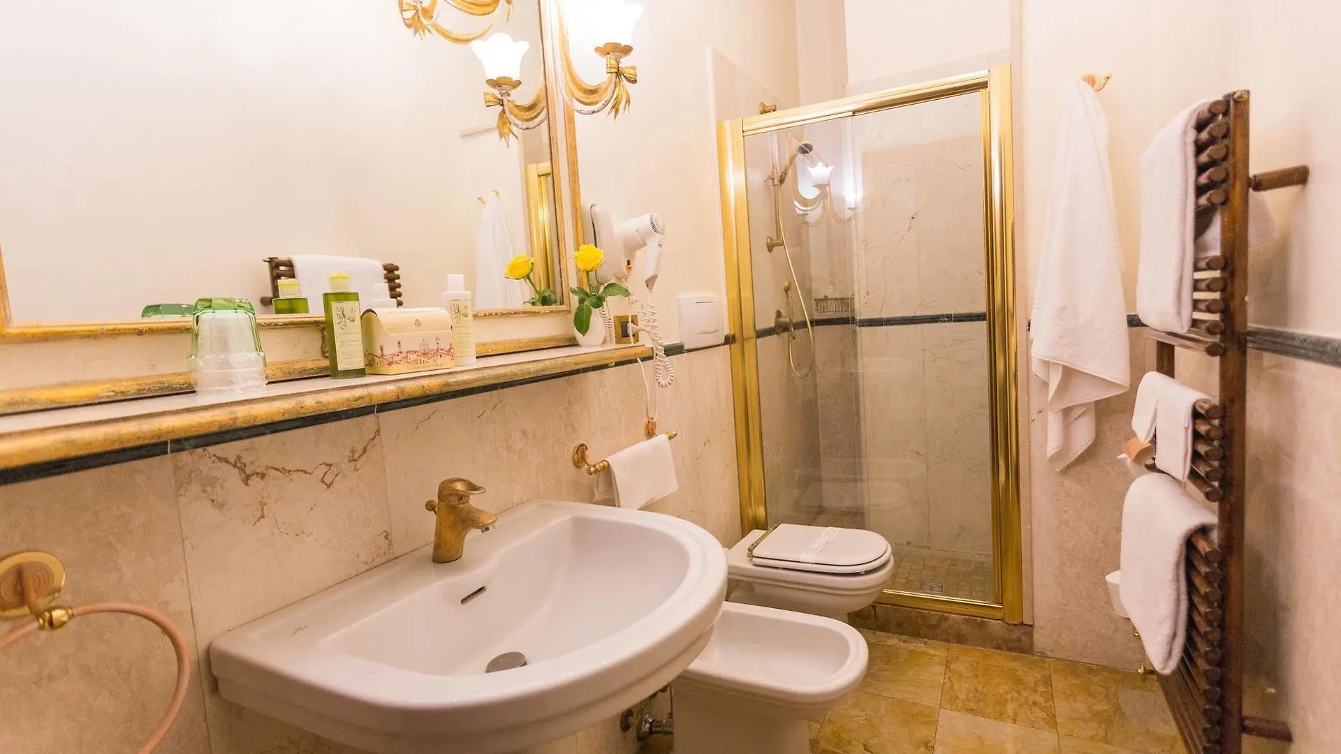 Hotel Palazzo Alexander Lucca 4*,