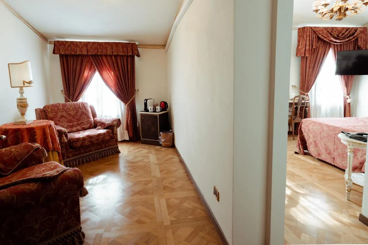 Hotel Palazzo Alexander Lucca 4*,