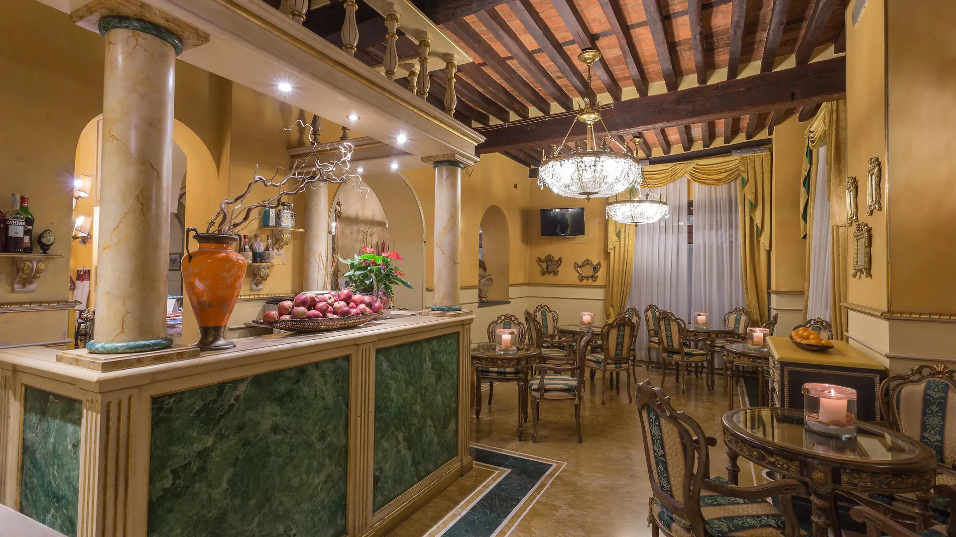 Hotel Palazzo Alexander Lucca 4*,