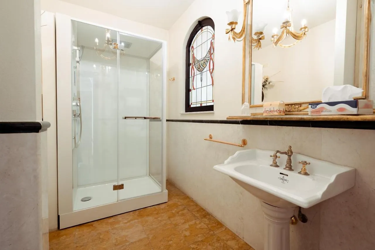 Hotel Palazzo Alexander Lucca 4*,